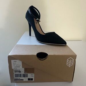 Call it Spring Size 7 strappy black heels with gold trim
